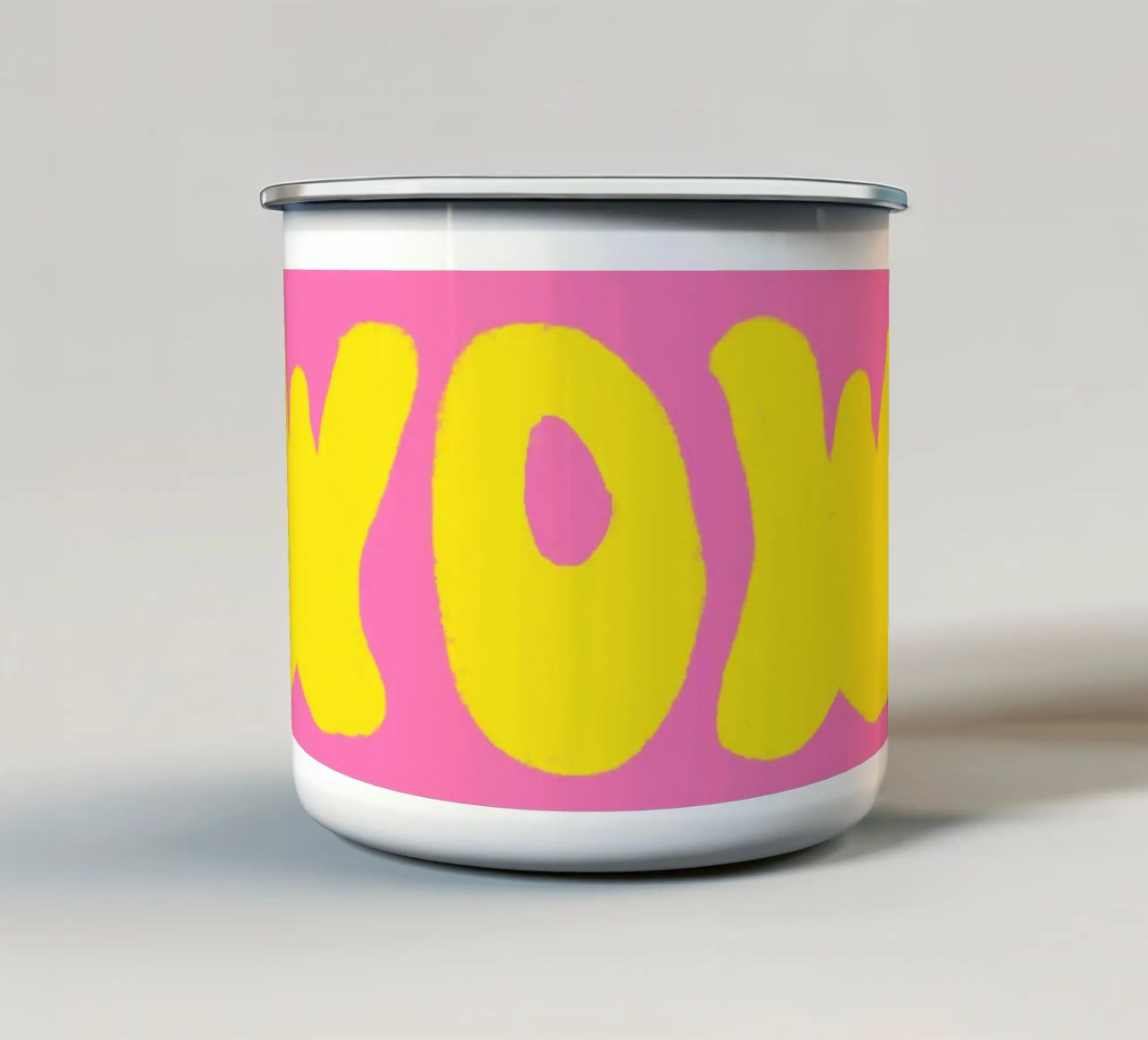 Scritta WOW giallo su rosa tazza in smalto da Alisa Knöß