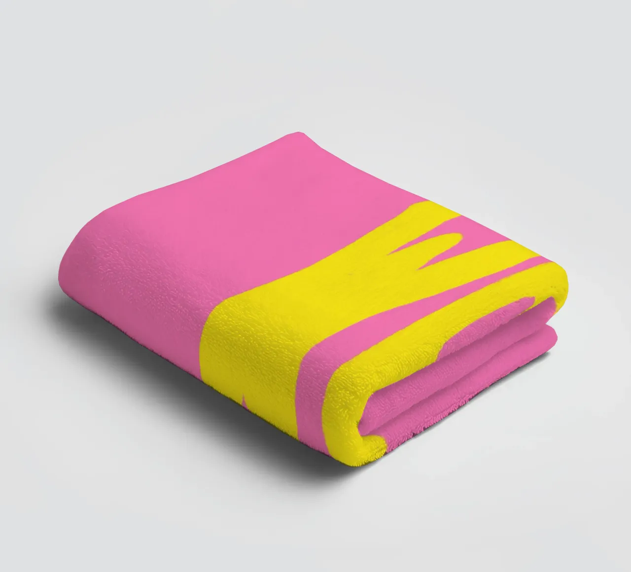 Scritta WOW giallo su rosa asciugamano da bagno da Alisa Knöß