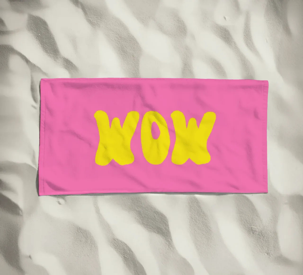 Scritta WOW giallo su rosa telo mare da Alisa Knöß