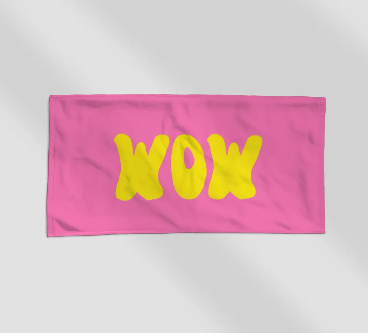 Scritta WOW giallo su rosa telo mare da Alisa Knöß