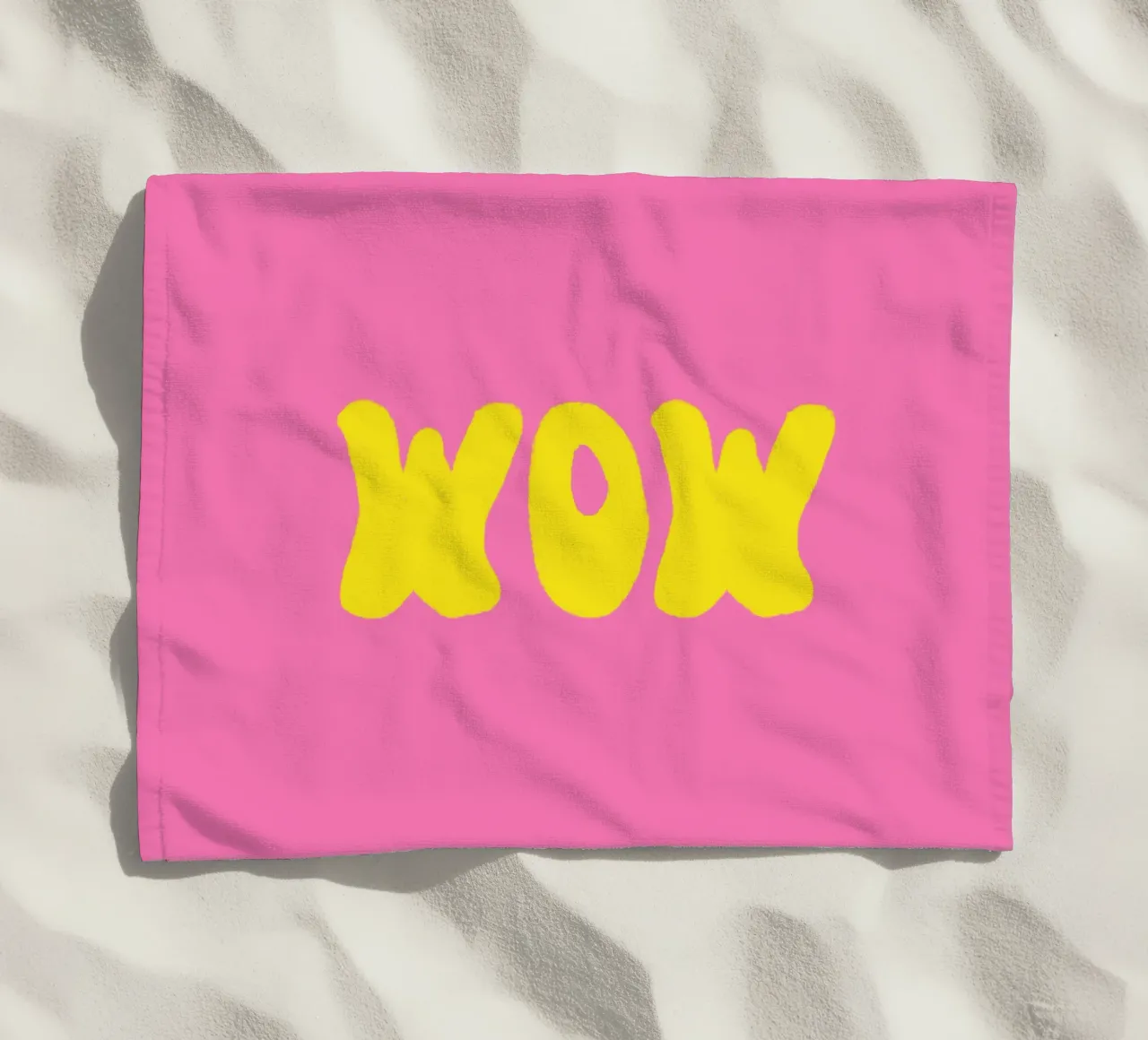 Scritta WOW giallo su rosa telo mare da Alisa Knöß
