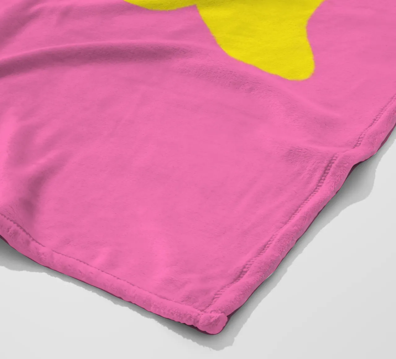 Scritta WOW giallo su rosa coperta in pile da Alisa Knöß