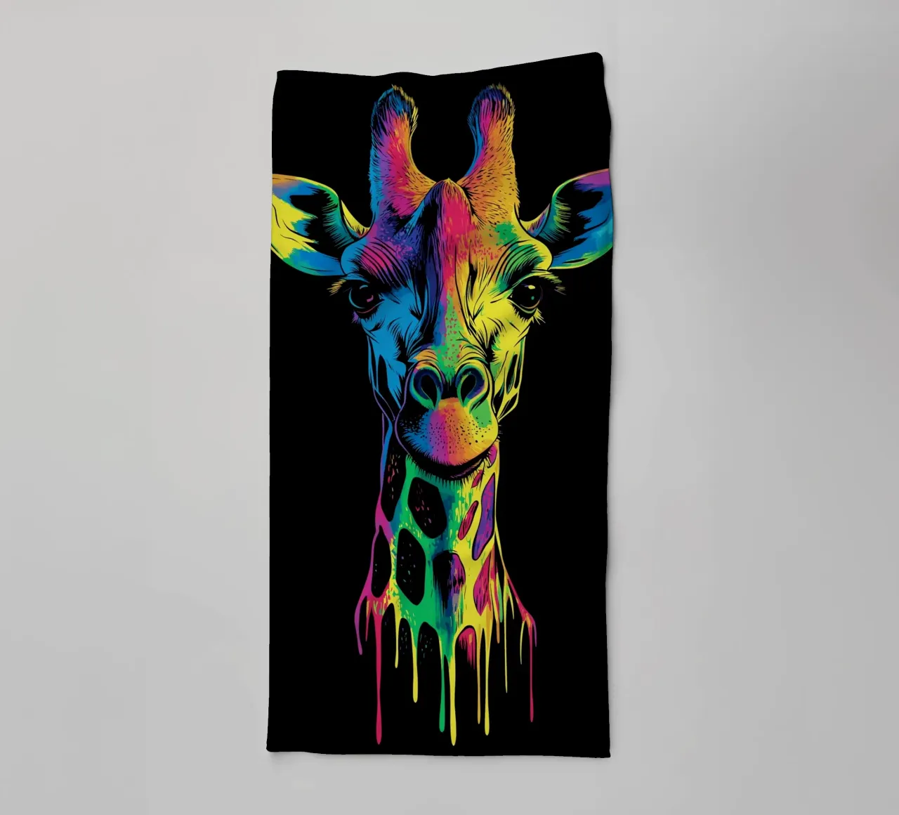 Effetto fusione colorata con ritratto di giraffa asciugamano da bagno da pixelbull - medieval art and more