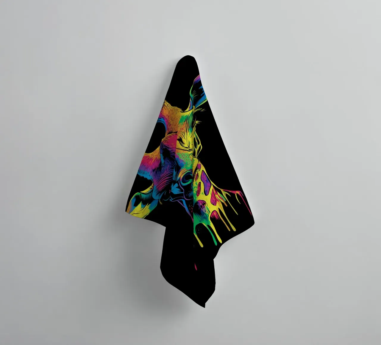Effetto fusione colorata con ritratto di giraffa asciugamano da bagno da pixelbull - medieval art and more