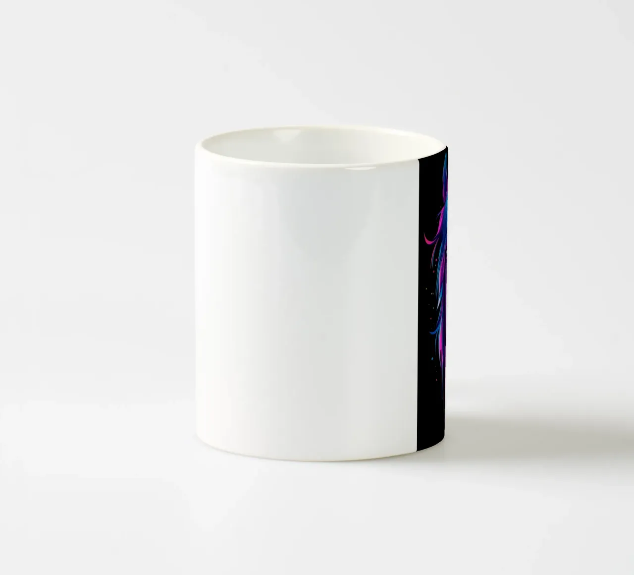 Ritratto di cavallo colorato con sfumatura di colore tazza in ceramica da pixelbull - medieval art and more