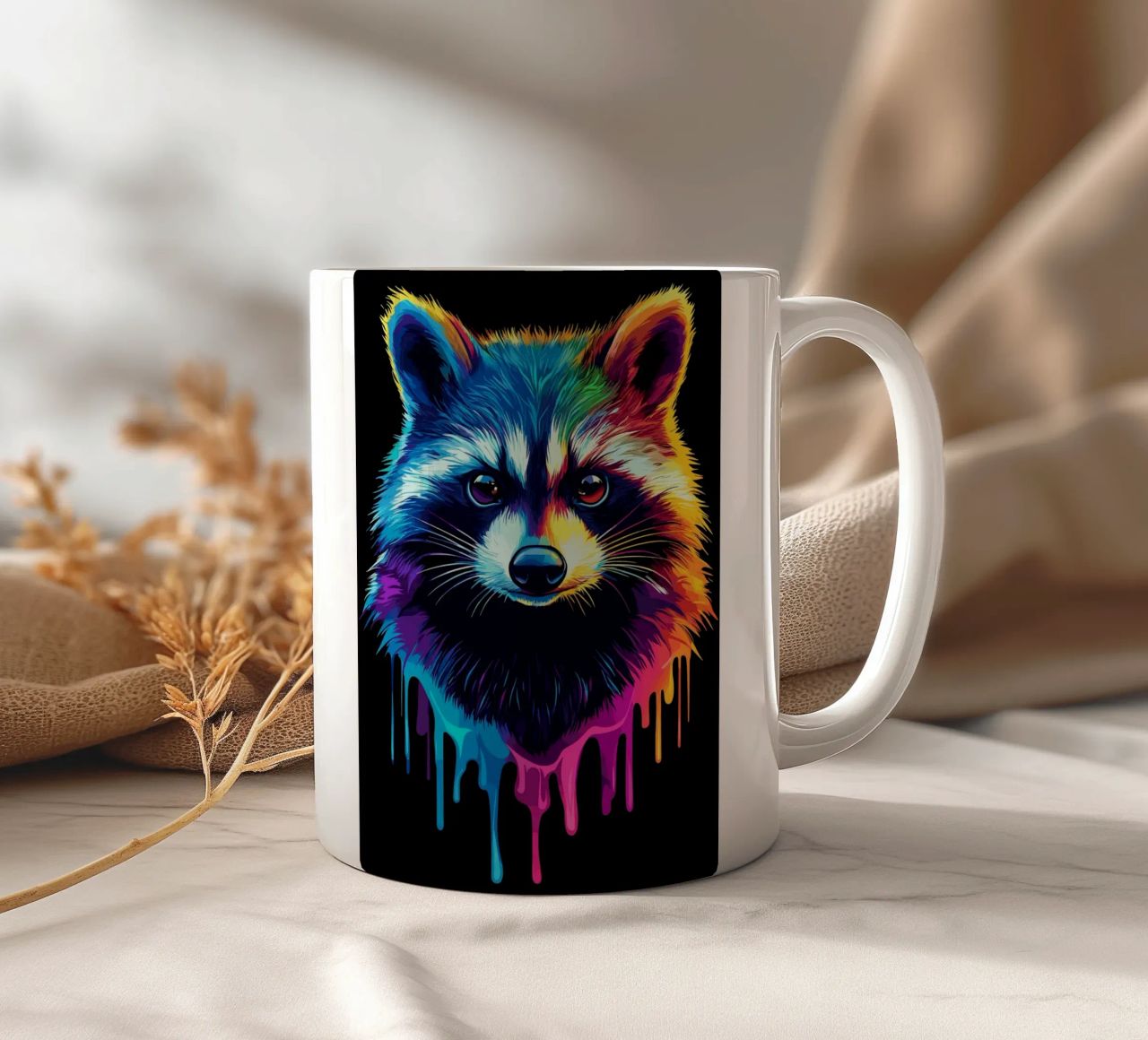 Procione nei colori dell'arcobaleno con sfumatura di colore tazza in ceramica da pixelbull - medieval art and more