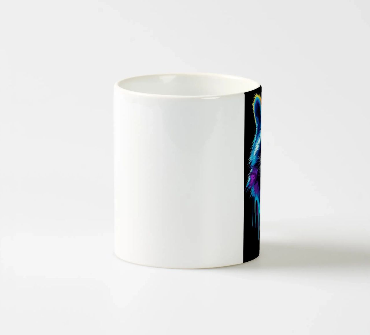 Procione nei colori dell'arcobaleno con sfumatura di colore tazza in ceramica da pixelbull - medieval art and more