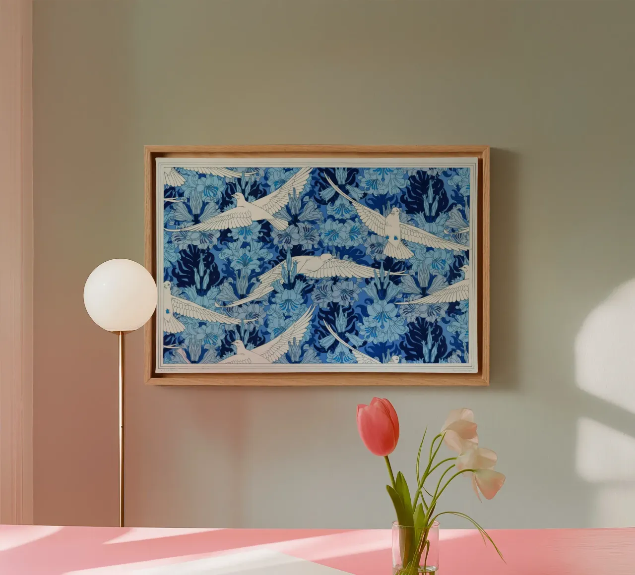 Maurice Pillard Verneuil - Colombes e lis Indigo tela con Cornice a cassetta da Old Masters