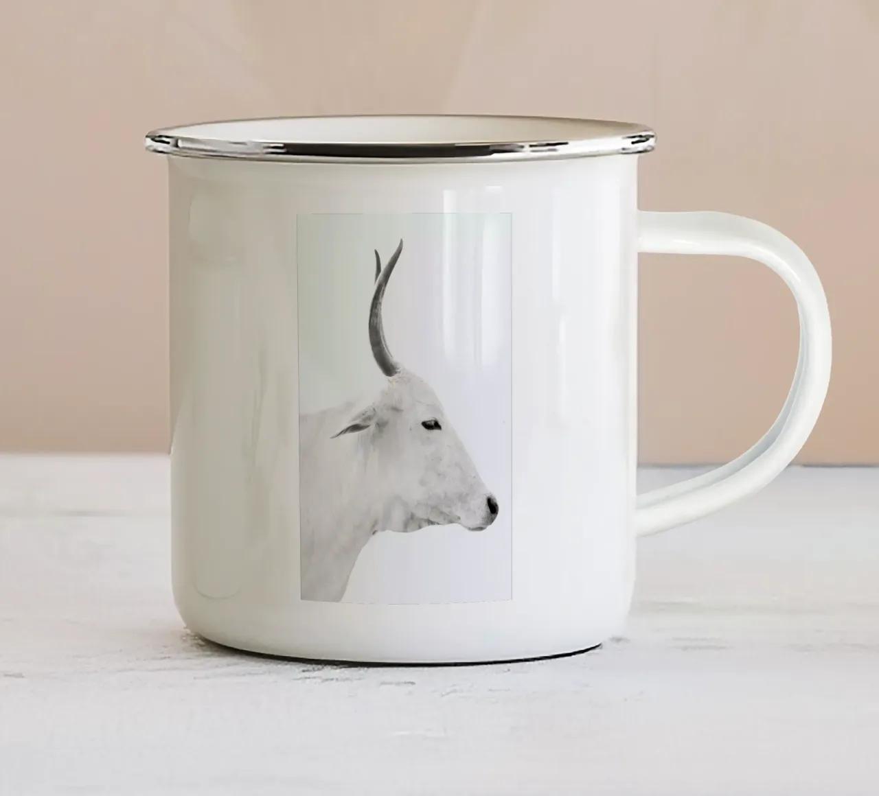 White Cow 2 tazza in smalto da Victoria Frost