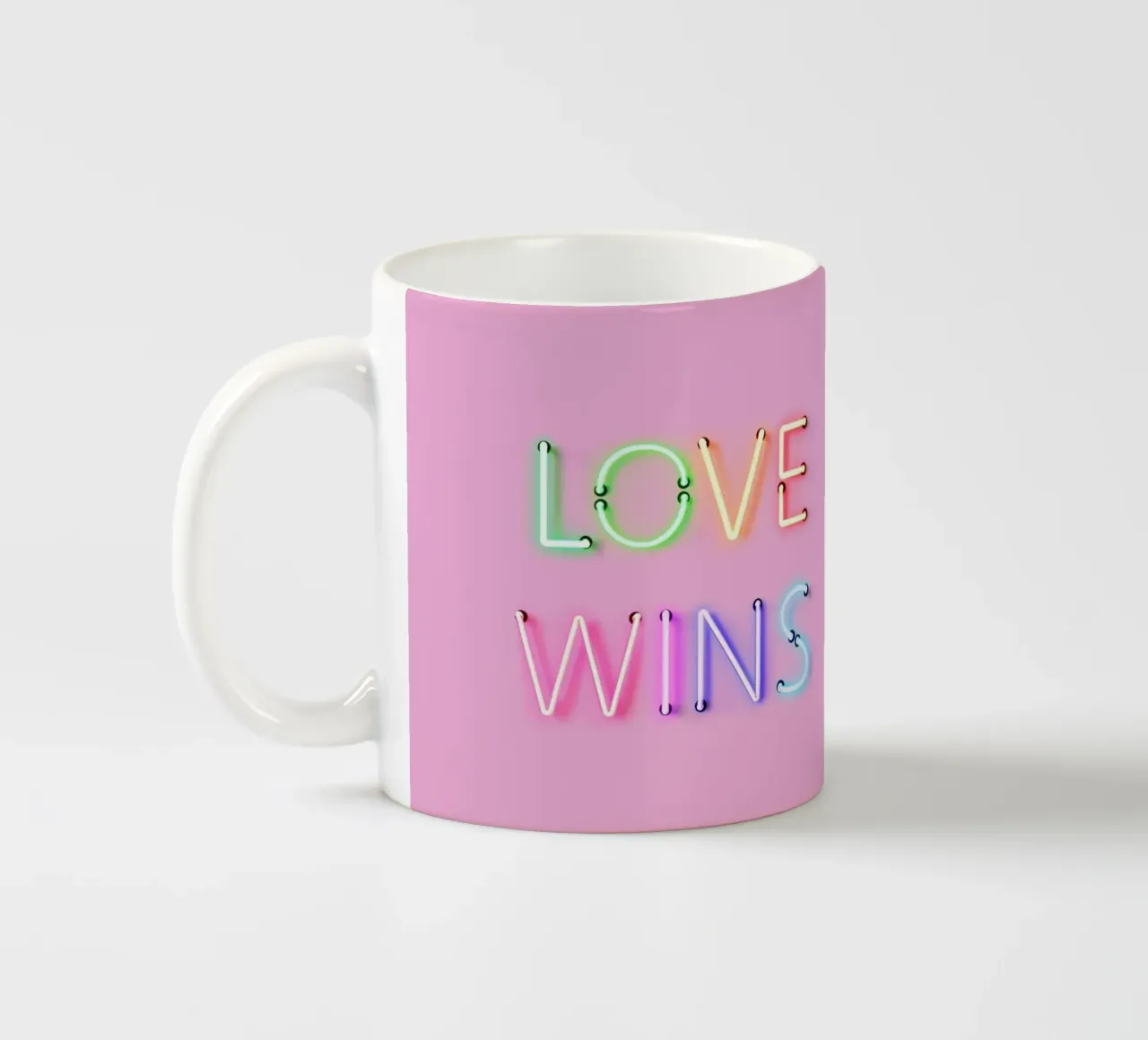 L'amore vince - Tipografia arcobaleno al neon tazza in ceramica da showmemars