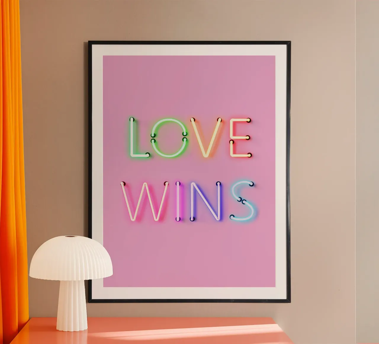 L'amore vince - Tipografia arcobaleno al neon poster con telaio in alluminio da showmemars