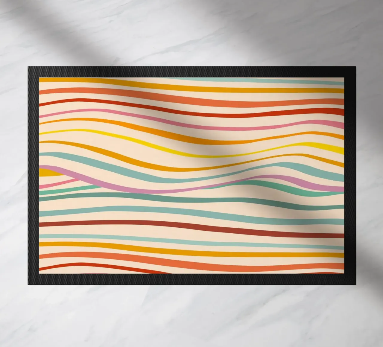 Abstraktes Retro-Wellenmuster - mehrfarbiges Design für Stolz Fußmatte von Dominique Vari Abstract