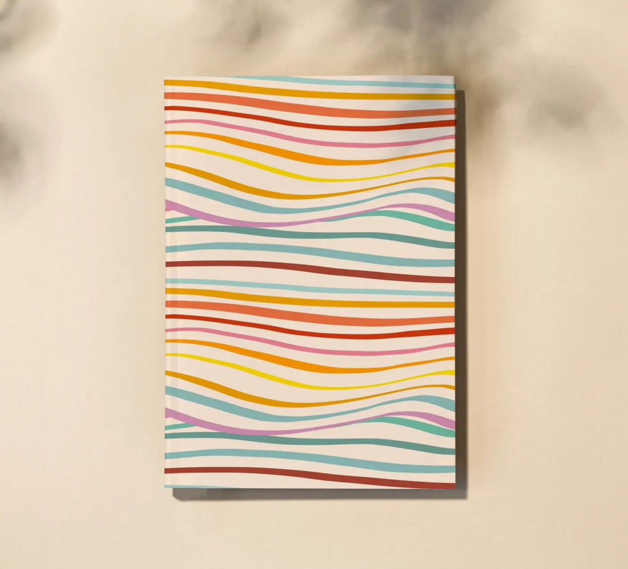 Abstraktes Retro-Wellenmuster - mehrfarbiges Design für Stolz Notizbuch von Dominique Vari Abstract