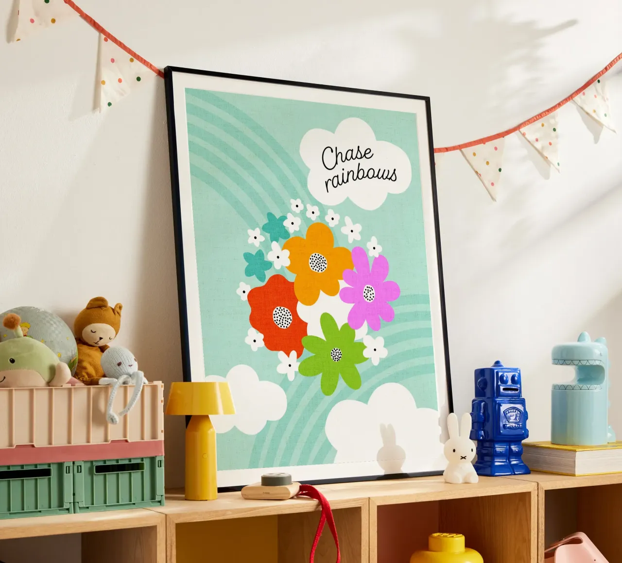 Chase Rainbows - Arte floreale motivazionale su cielo blu acqua poster con telaio in legno da Dominique Vari