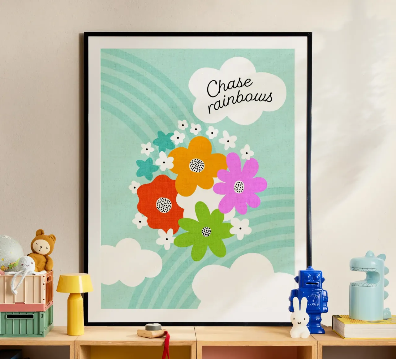 Chase Rainbows - Arte floreale motivazionale su cielo blu acqua poster con telaio in legno da Dominique Vari