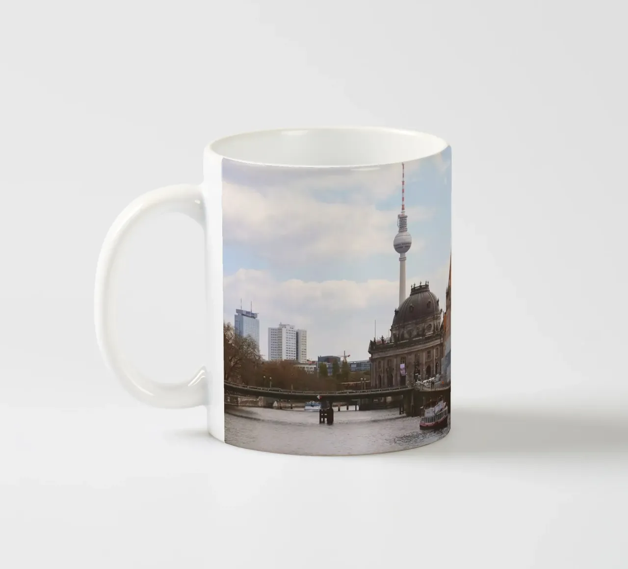 Berlino, Germania I Isola dei musei e la torre Fernsehturm tazza in ceramica da Julie Travel Photography