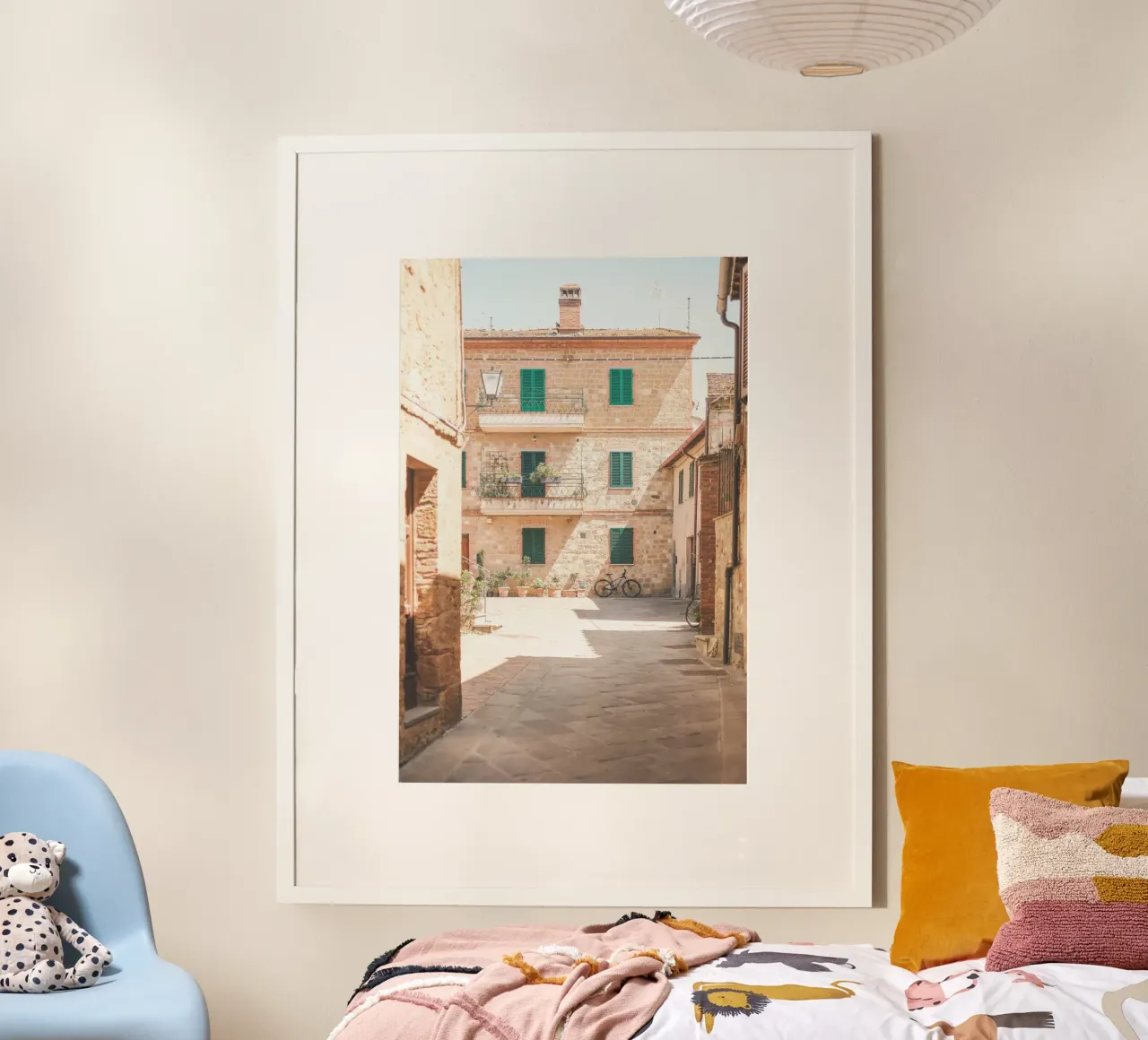 Toscana, Italia I Il borgo medievale di Pienza in una luce dorata poster con telaio in alluminio da Julie Travel Photography