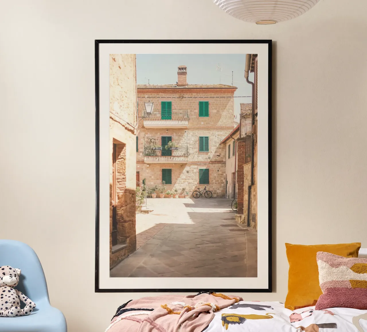 Toscana, Italia I Il borgo medievale di Pienza in una luce dorata poster con telaio in alluminio da Julie Travel Photography