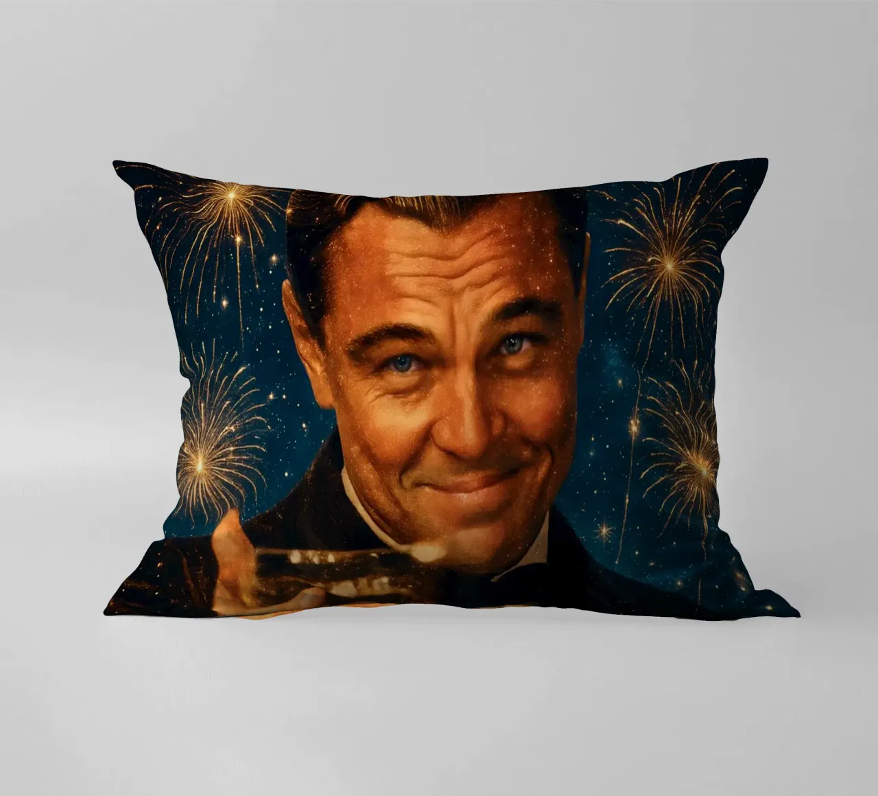 Leonardo DiCaprio Cheers - Grande Gatsby Meme Party Poster cuscino da Lootprint