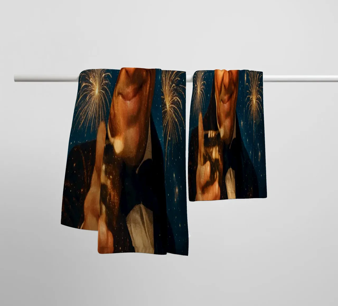Leonardo DiCaprio Cheers - Grande Gatsby Meme Party Poster asciugamano da bagno da Lootprint