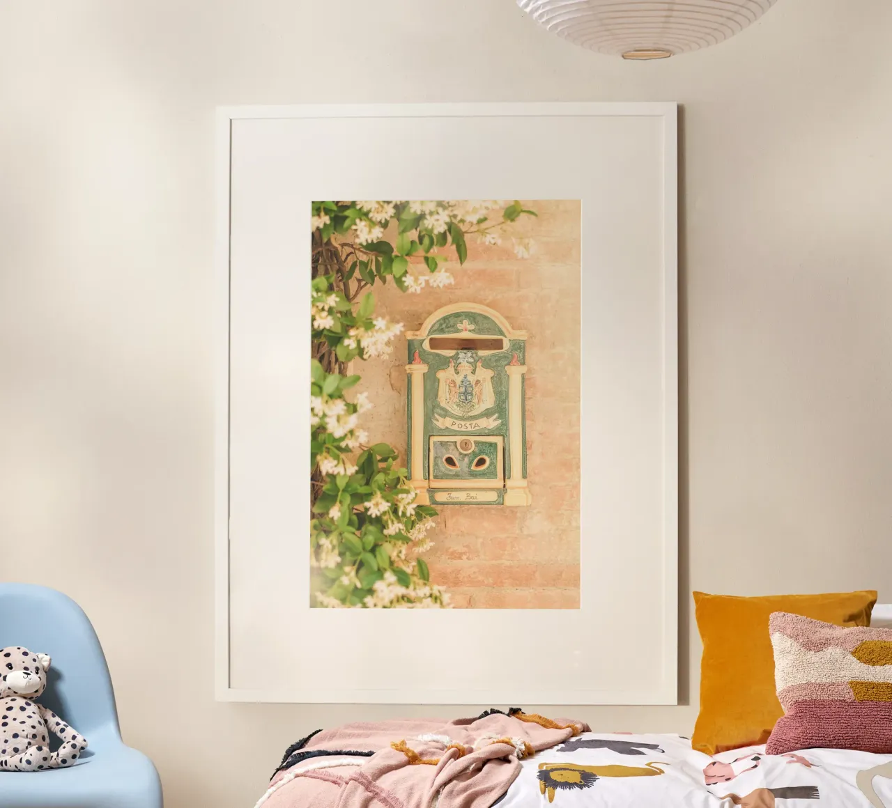 Toscana, Italia I Cassetta delle lettere retrò decorata a Pienza poster da Julie Travel Photography