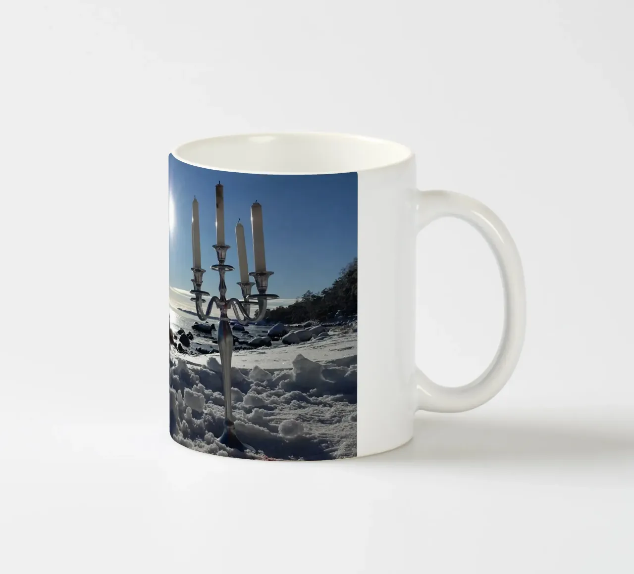 Il candelabro e l'inverno tazza in ceramica da Massimo Frascogna