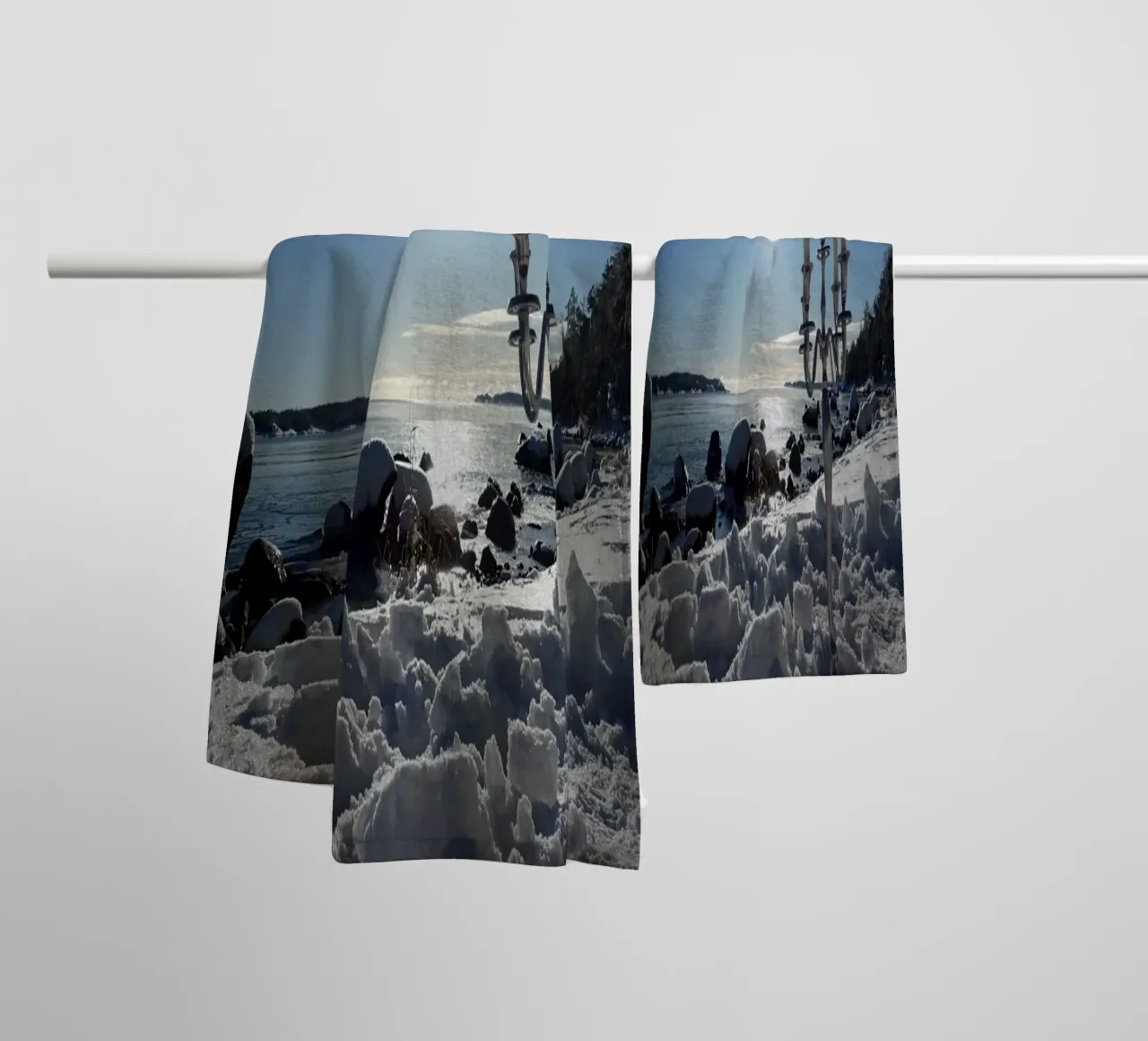 Il candelabro e l'inverno asciugamano da bagno da Massimo Frascogna