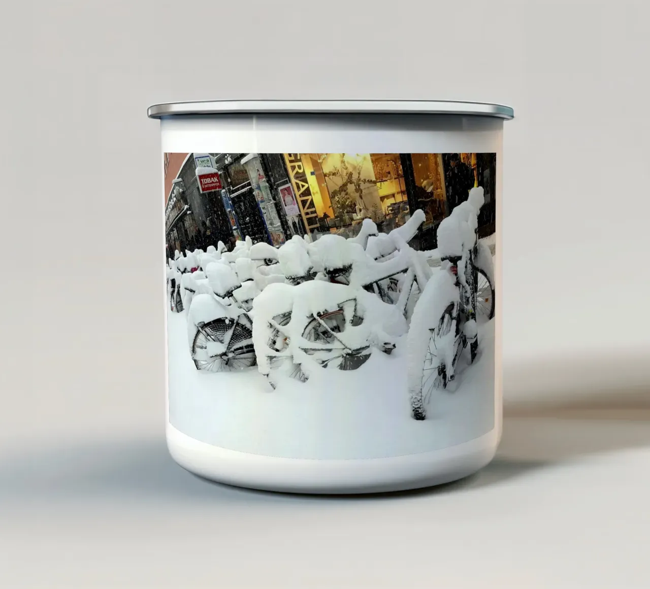 Biciclette invernali tazza in smalto da Massimo Frascogna