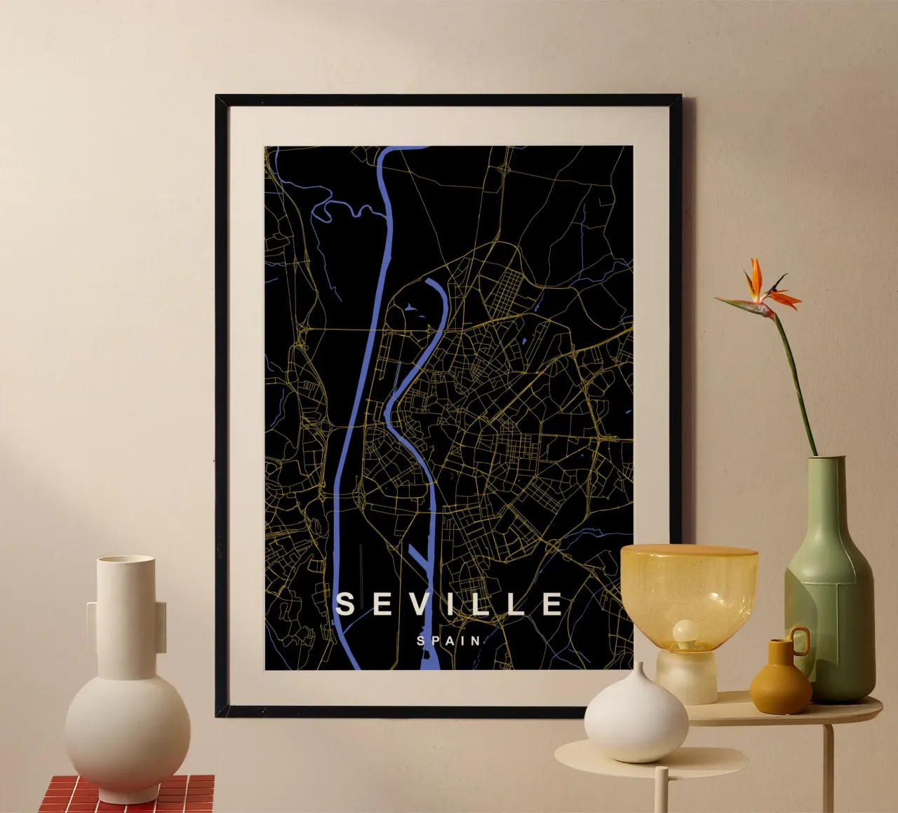 Siviglia Spagna - Mappa della città in nero e oro poster con telaio in plastica da Cartographers Library