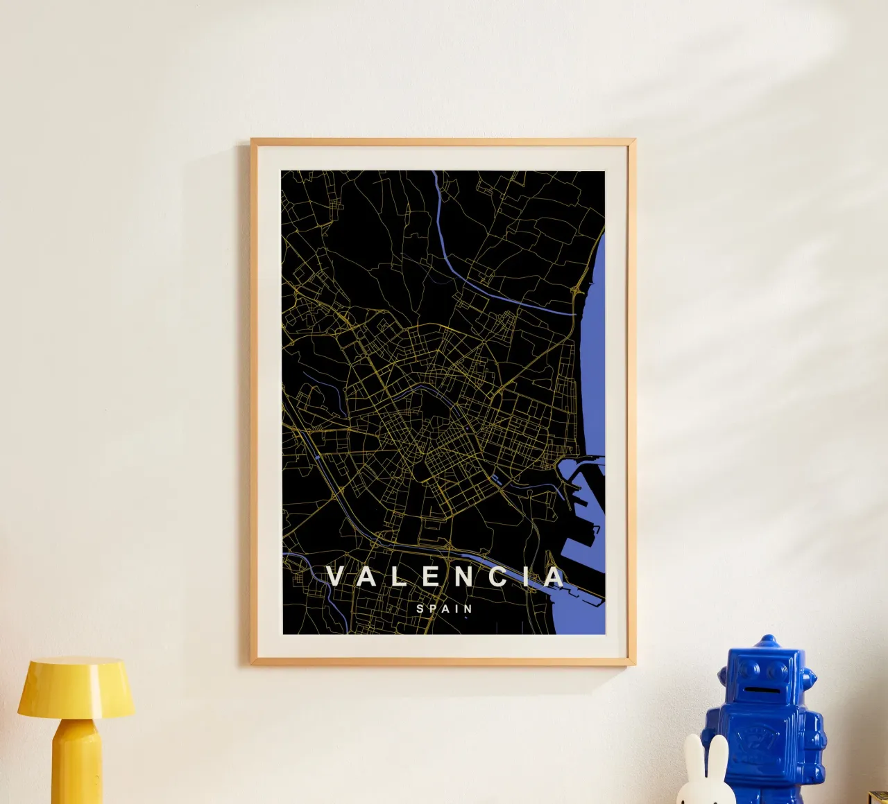 Mappa di Valencia Spagna in nero e oro poster con telaio in plastica da Cartographers Library