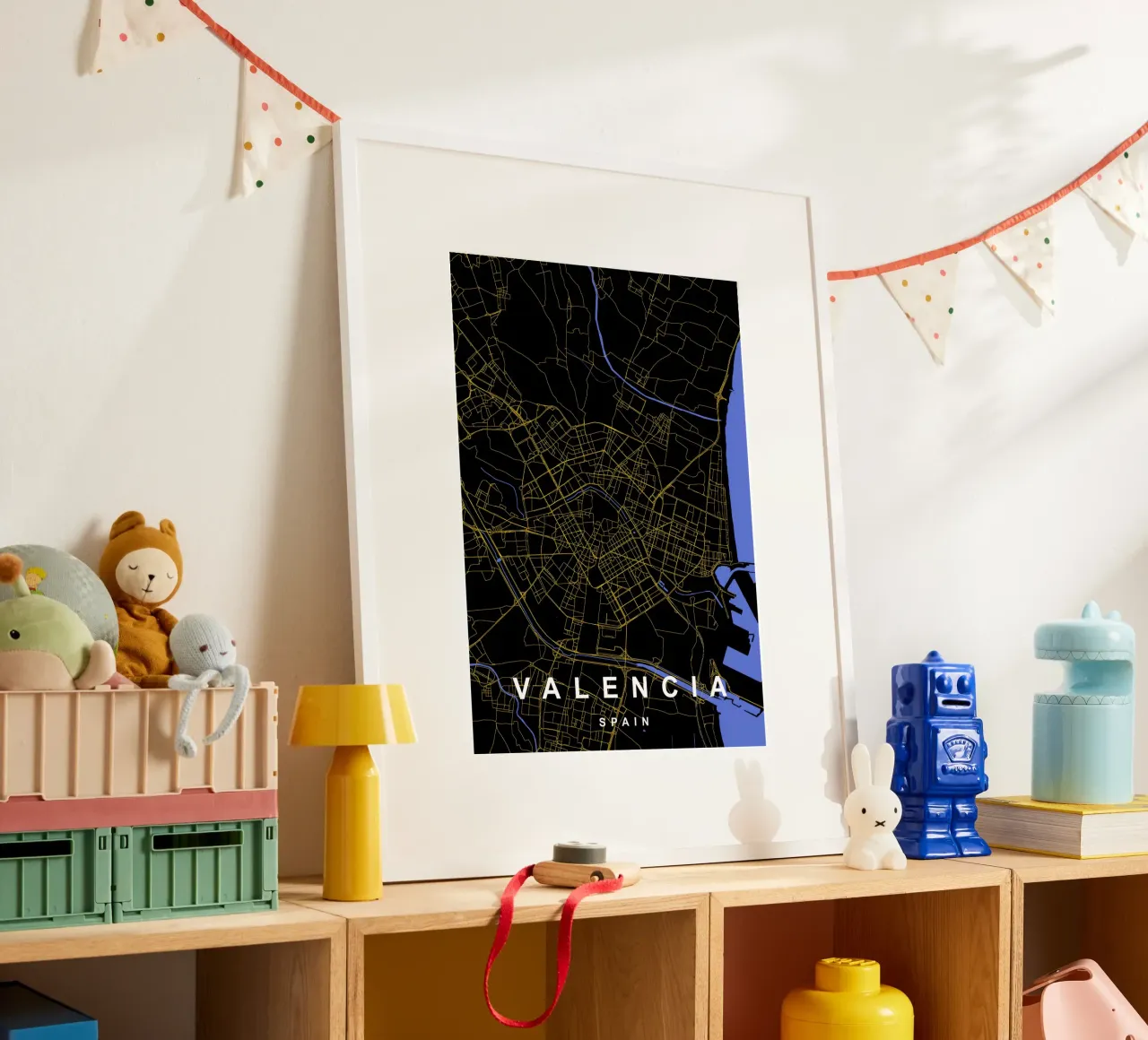 Mappa di Valencia Spagna in nero e oro poster con telaio in plastica da Cartographers Library
