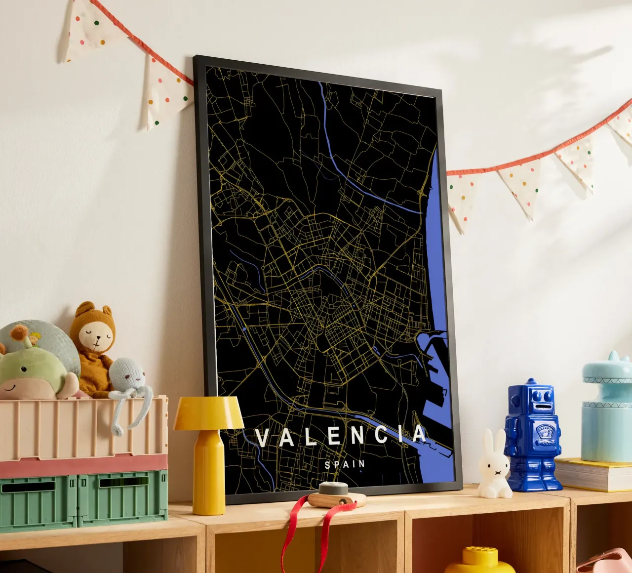 Mappa di Valencia Spagna in nero e oro poster con telaio in plastica da Cartographers Library