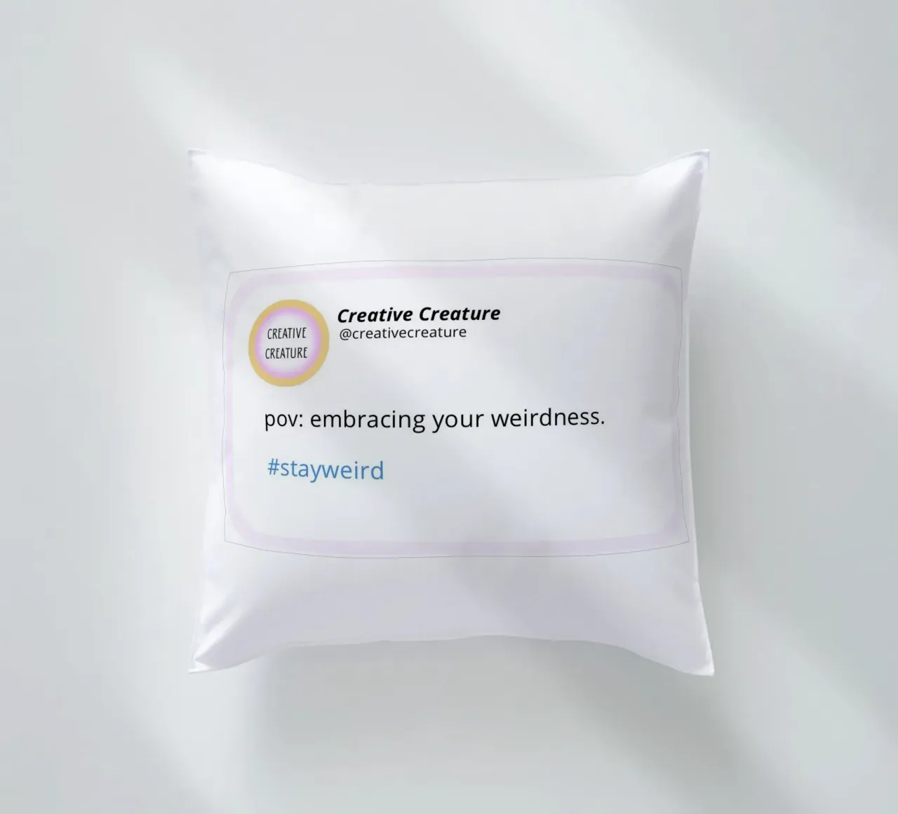 POV: embracing your weirdness. cuscino da CreativeCreature