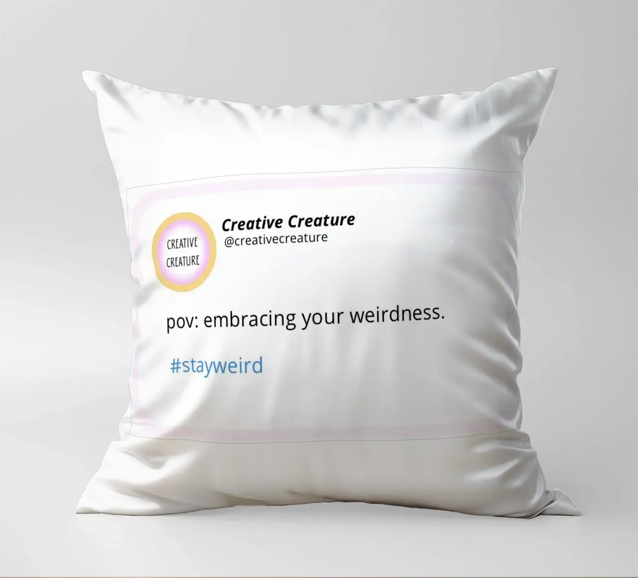 POV: embracing your weirdness. cuscino da CreativeCreature