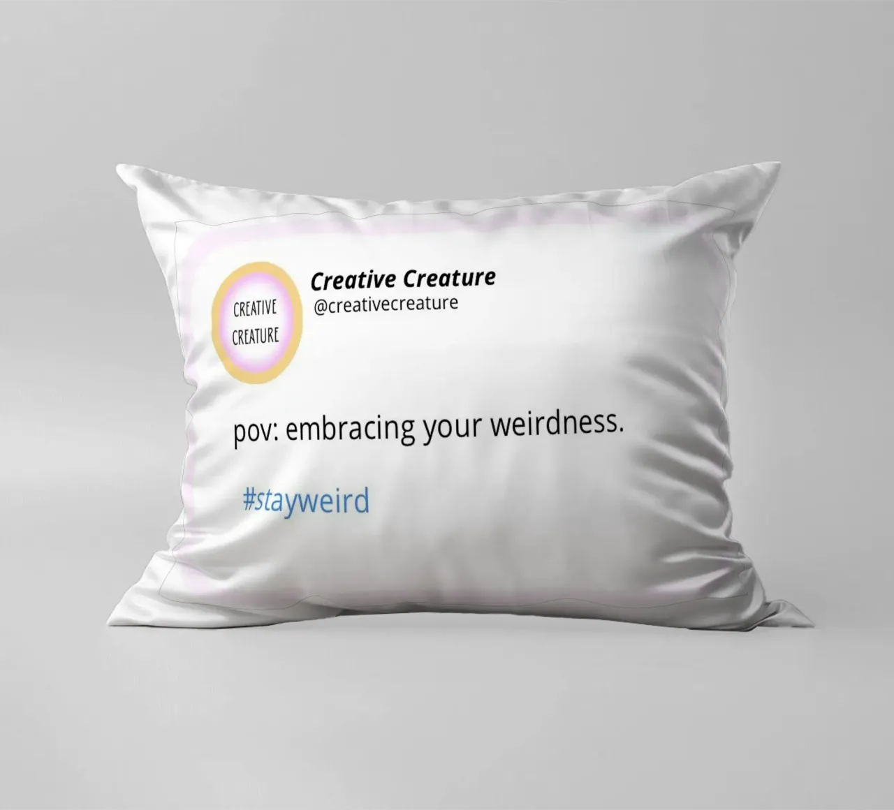 POV: embracing your weirdness. cuscino da CreativeCreature