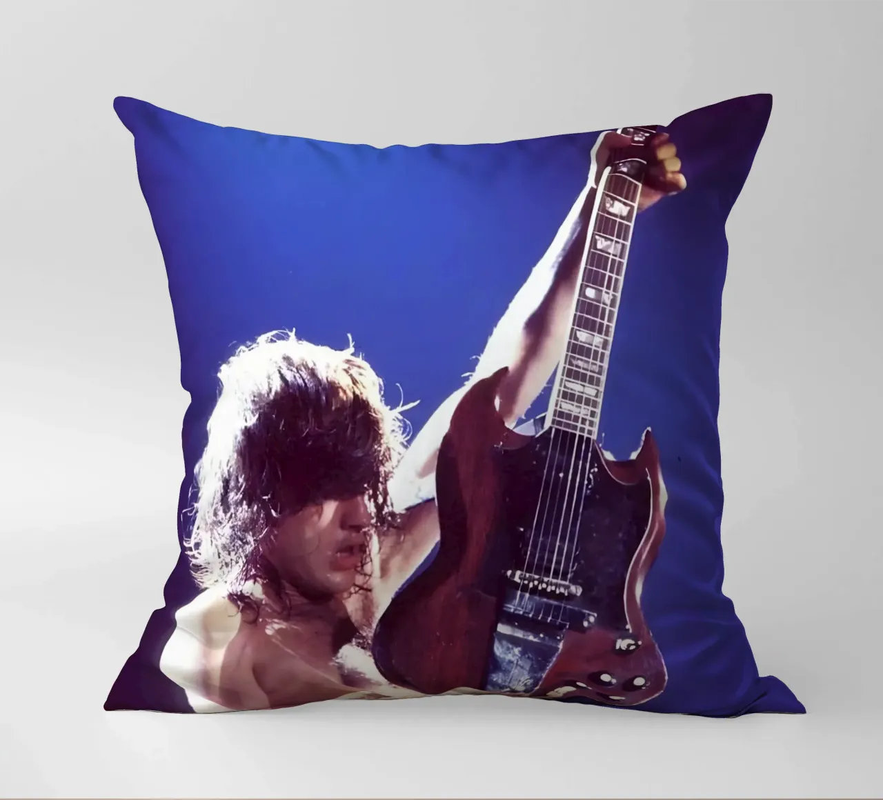 Angus Young cuscino da Low poly art