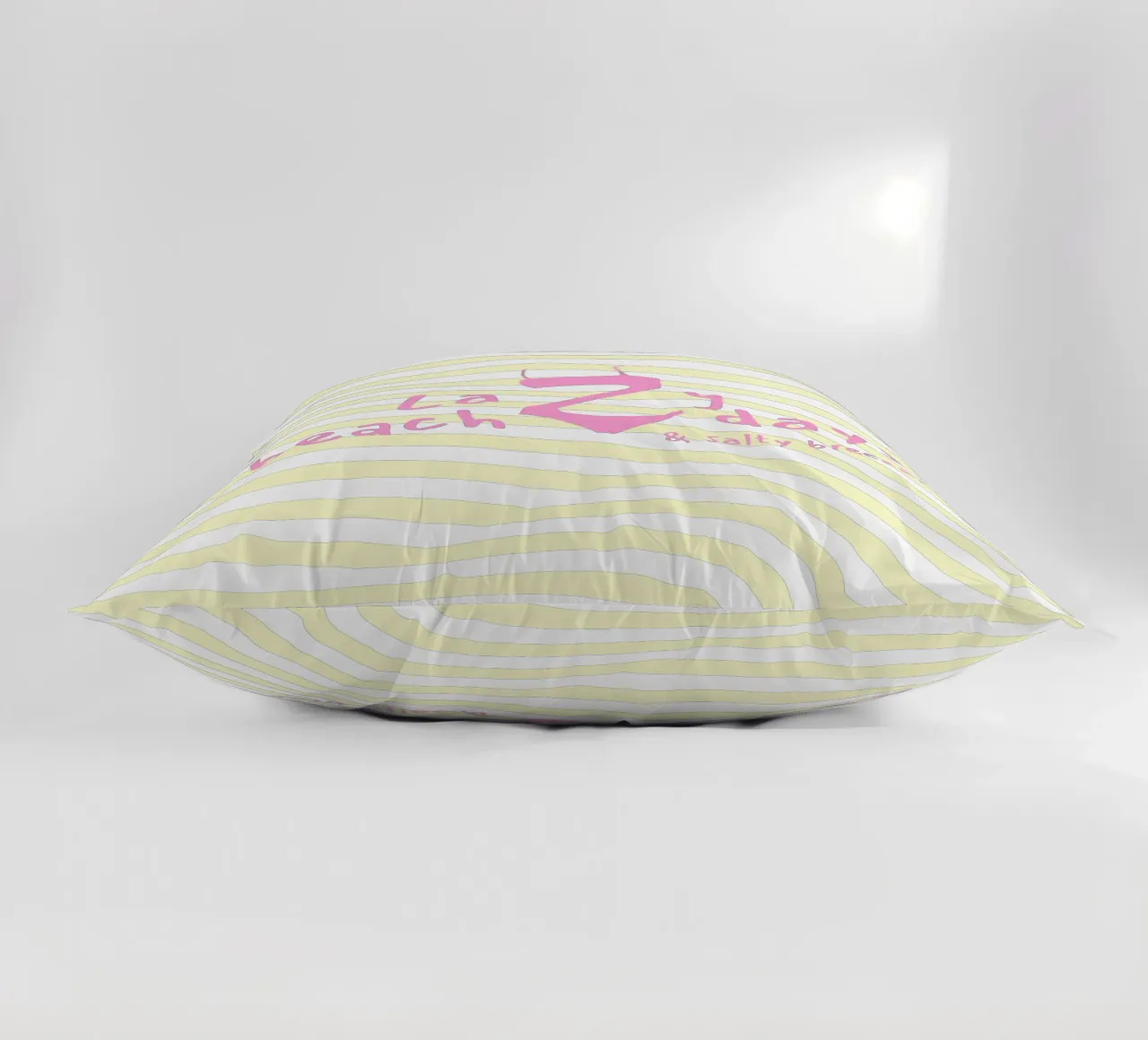 Lazy beach days Kissen von Bureau Purpur