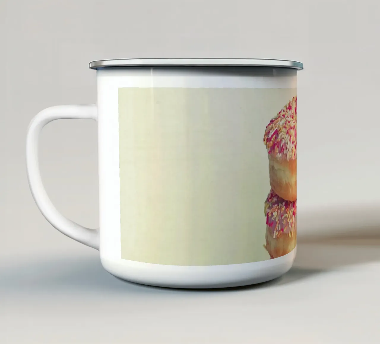 Pila di ciambelle tazza in smalto da Cassia Beck Photography