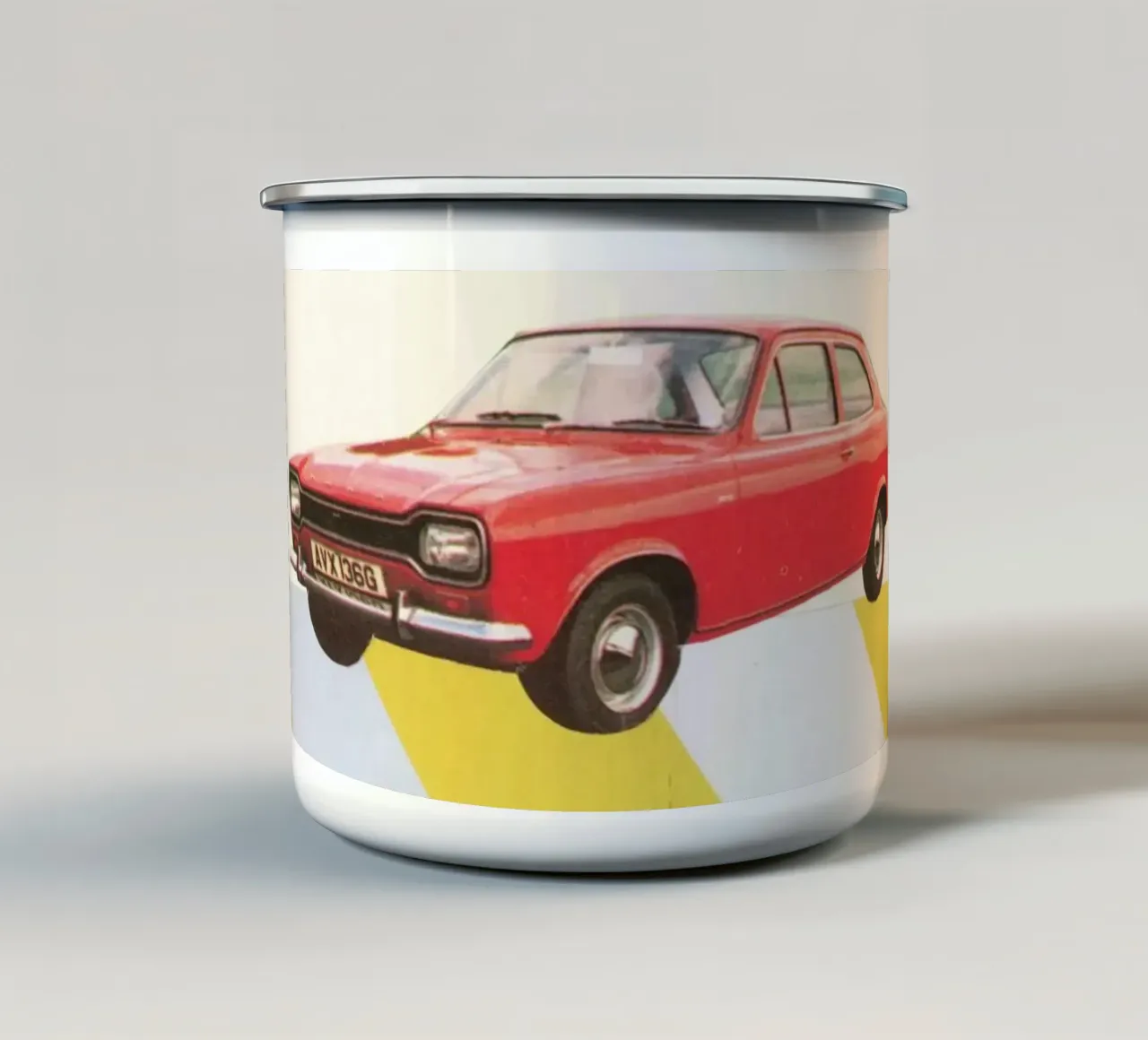 Domenica mattina tazza in smalto da Cassia Beck Collage