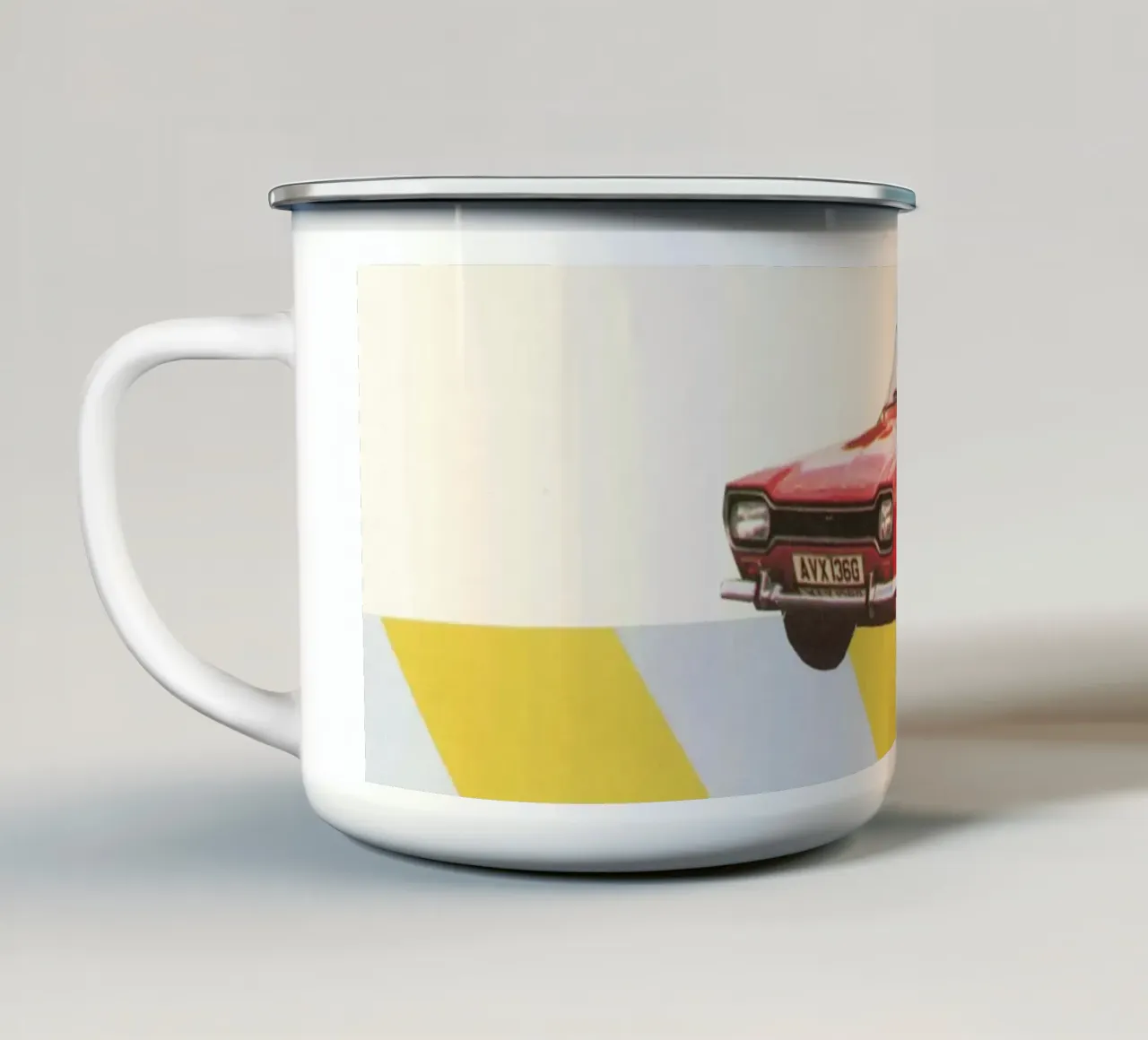 Domenica mattina tazza in smalto da Cassia Beck Collage