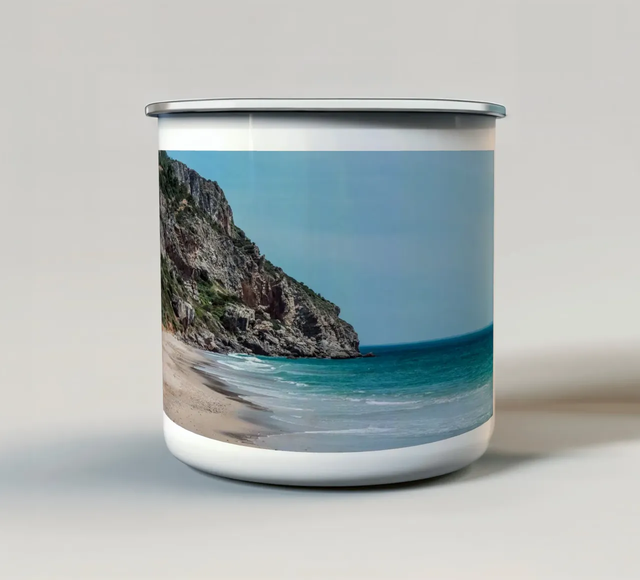 Ricreazione in riva al mare tazza in smalto da Carinaprint