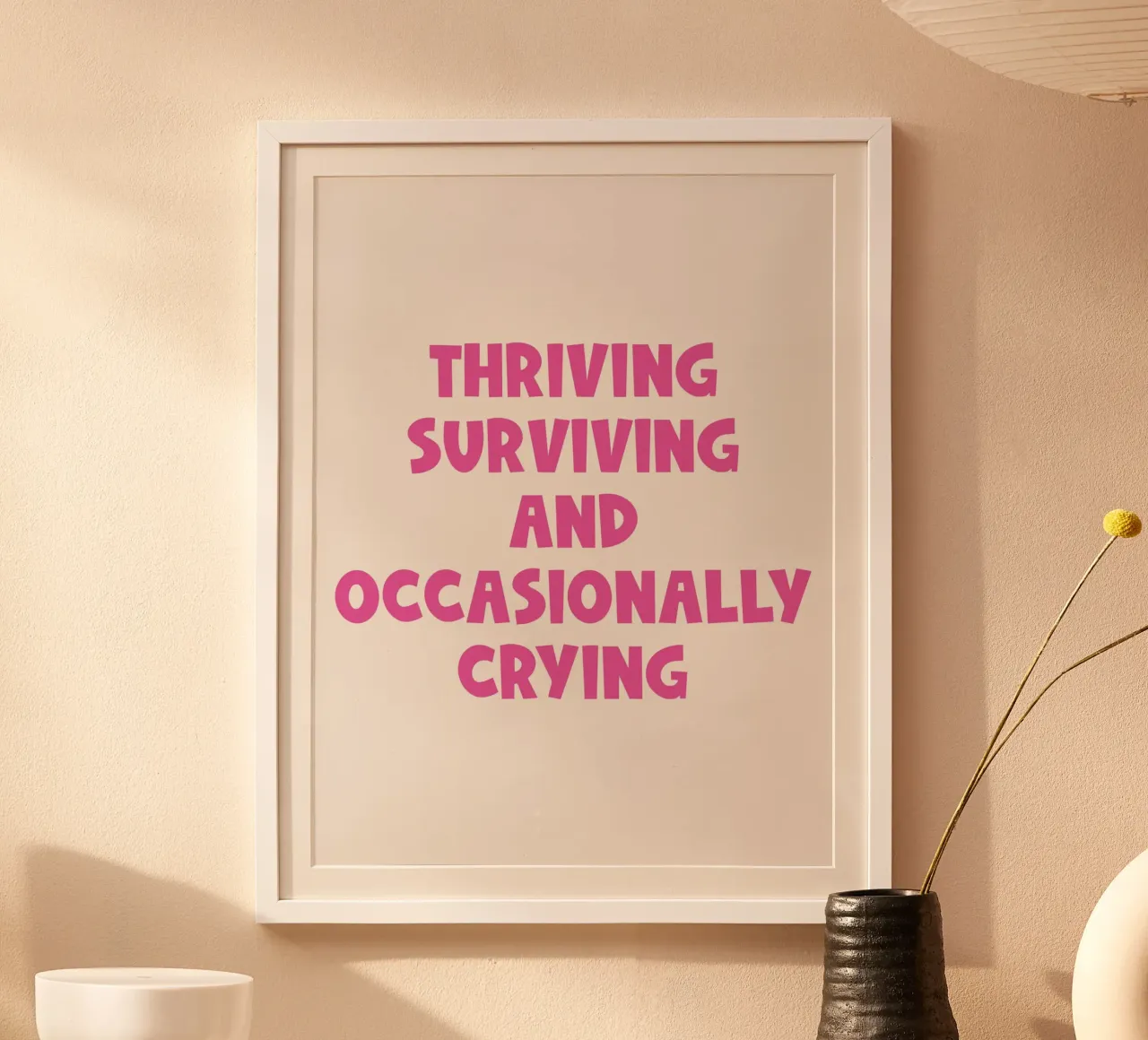 Sopravvivere, sopravvivere e occasionalmente piangere Citazione poster con telaio in alluminio da Paigaam Studio