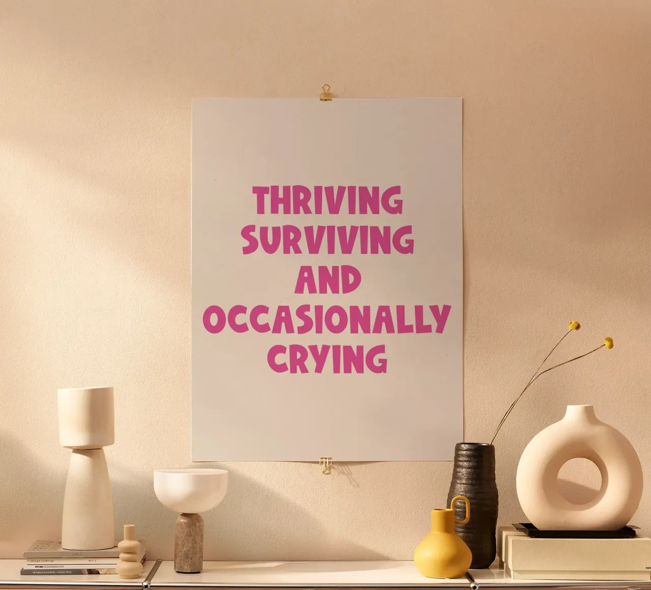 Sopravvivere, sopravvivere e occasionalmente piangere Citazione poster con telaio in alluminio da Paigaam Studio