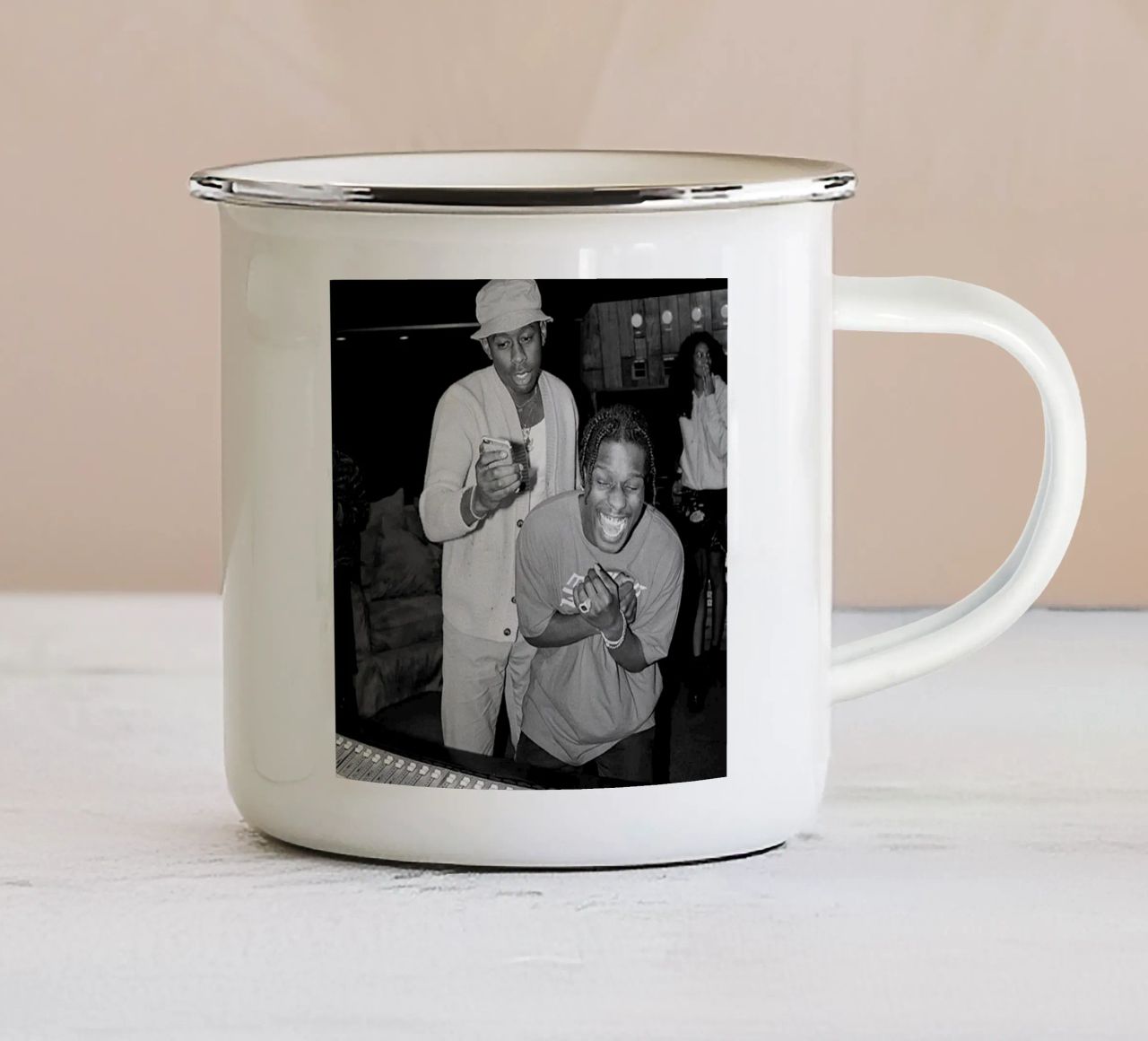Un rapper bianco e nero in azione tazza in smalto da Witon name shop