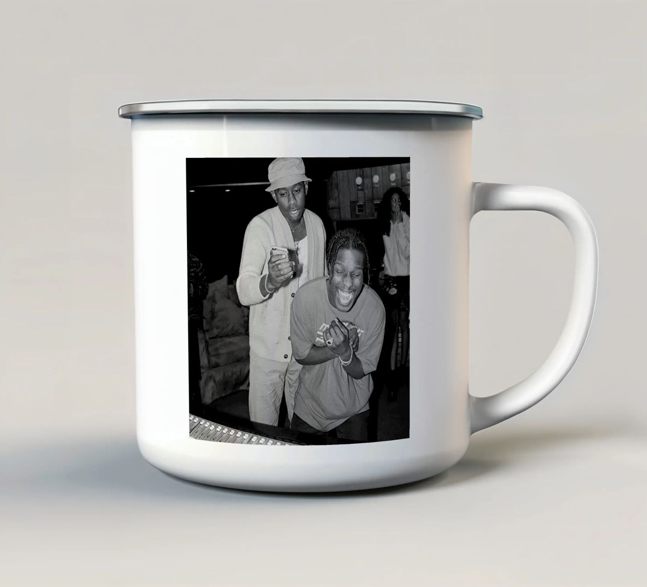 Un rapper bianco e nero in azione tazza in smalto da Witon name shop