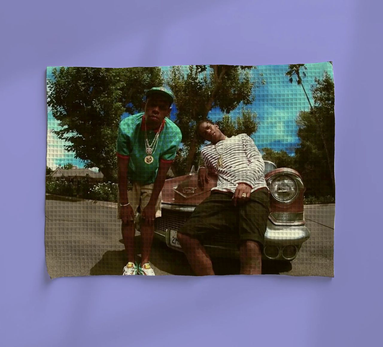 Tyler devant la voiture torchon de Witon name shop