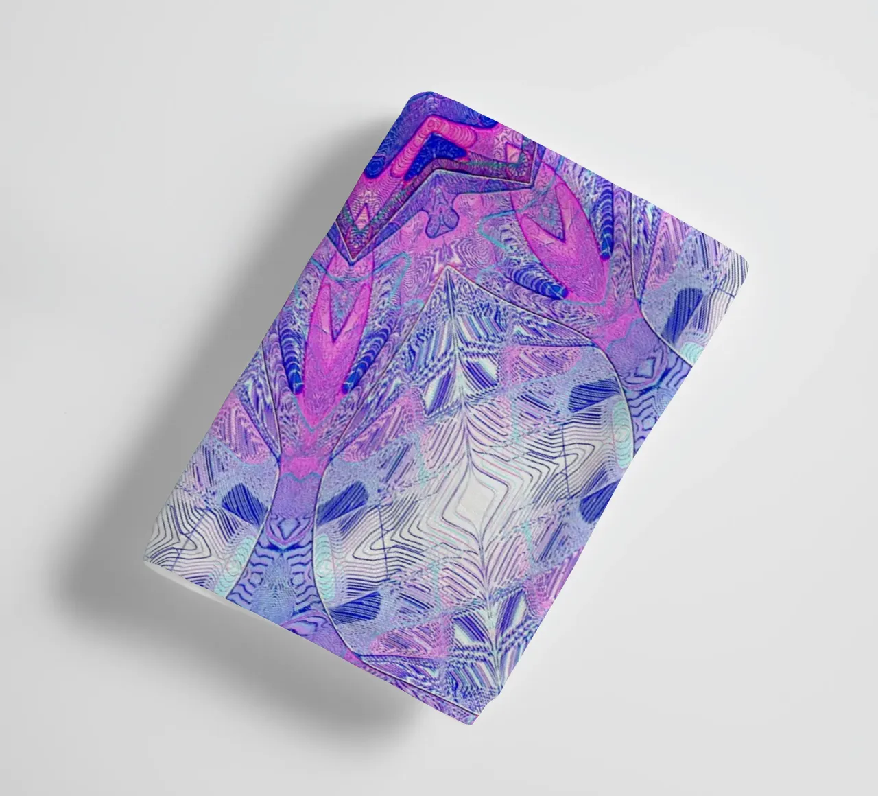 Blauer 8-Zack-Stern umrahmt von Formen in rosa/türkis ... Handtuch von Gürsel Yesil Digital Art