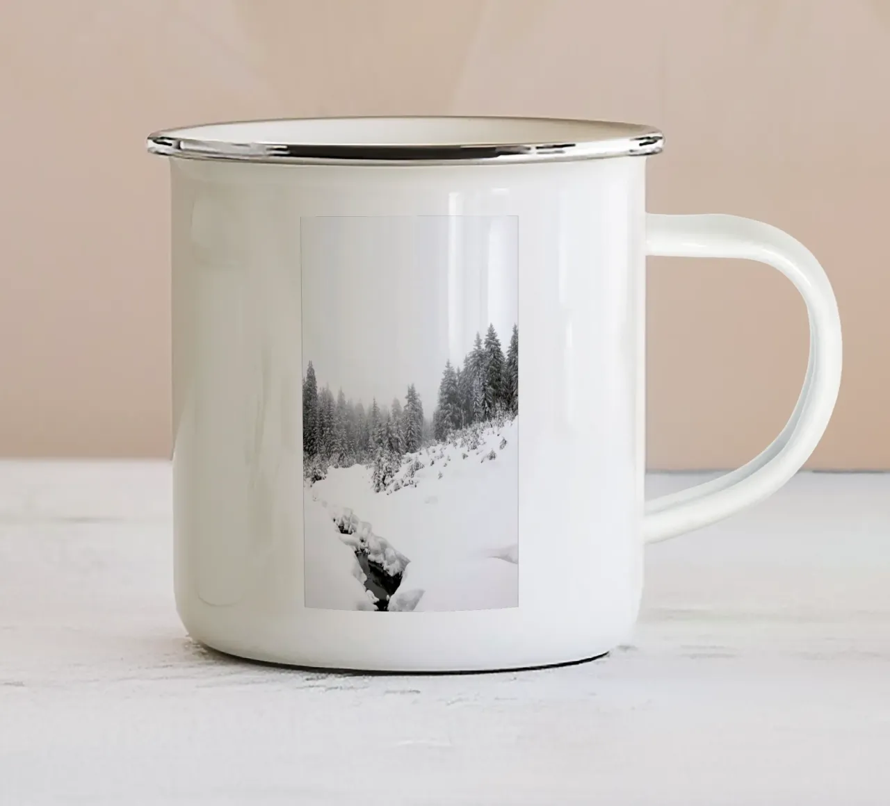 Black River, White Winter Forest tazza in smalto da Studio Nahili