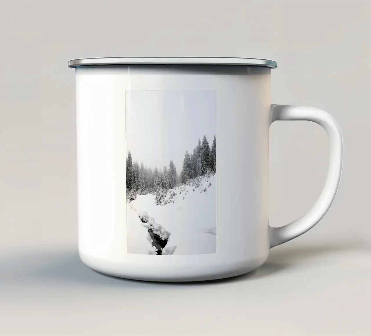 Black River, White Winter Forest tazza in smalto da Studio Nahili