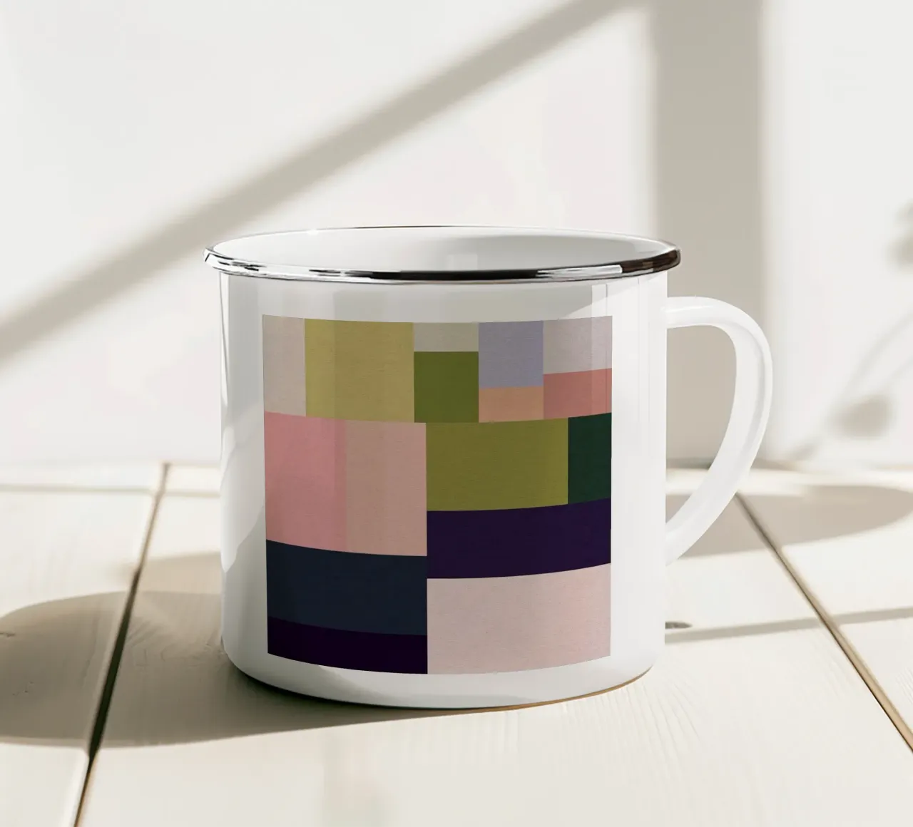 Geometria bohémien di metà secolo - Campi estivi in rosa e verde tazza in smalto da Dominique Vari Abstract
